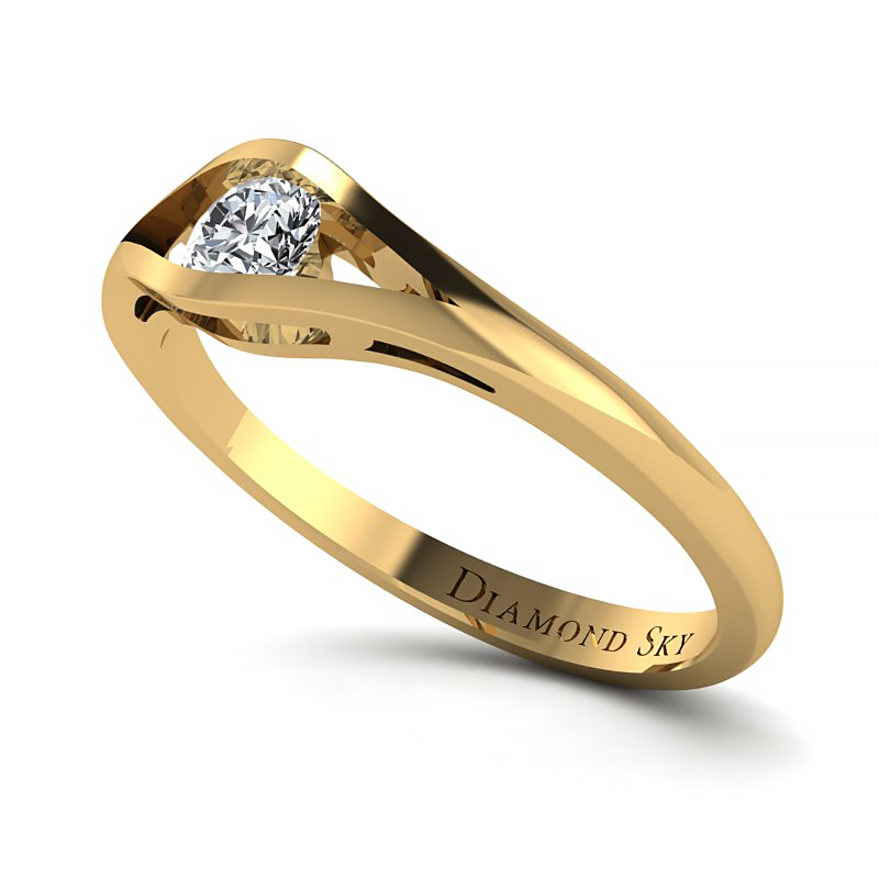 Pierścionek-zaręczynowy-z-żółtego-złota-z-diamentem-n100zd