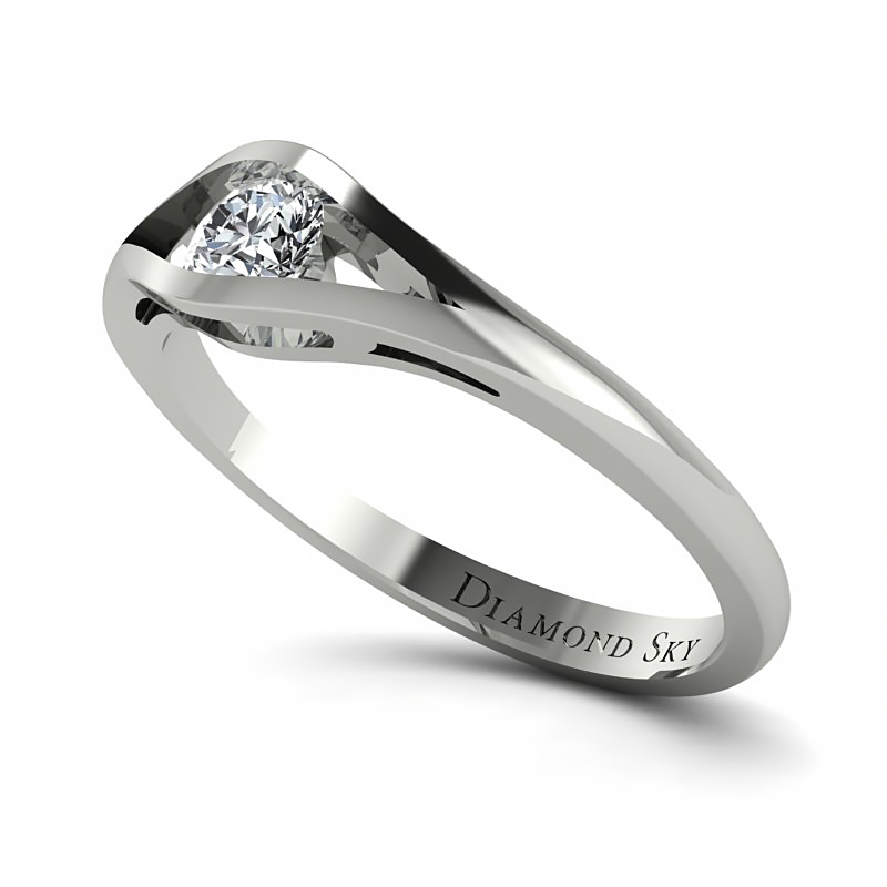 Pierścionek-zaręczynowy-z-białego-złota-z-diamentem-Nowoczesna-forma-2