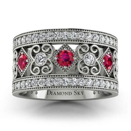 Wzorzyste piękno - Pierścionek ażurowy Diamond Sky, białe złoto, diamenty, rubiny