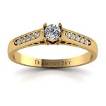 Klasyczna elegancja - Pierścionek zaręczynowy z żółtego złota z diamentami
