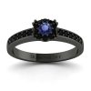 Diamentowe lśnienie - Pierścionek zaręczynowy Diamond Sky z czarnego złota z szafirem i czarnymi diamentami
