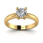 Szykowny minimalizm - Pierścionek zaręczynowy z diamentem z żółtego złota