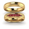 Diamentowe piękno - Komplet obrączek ślubnych z żółtego złota z rubinami