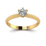 Czarujący minimalizm - Klasyczny pierścionek z żółtego złota z brylantem