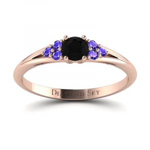 Wytworna elegancja - Pierścionek zaręczynowy z różowego złota z czarnym diamentem i tanzanitami