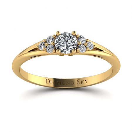 Wytworna elegancja - Pierścionek zaręczynowy z żółtego złota z diamentami