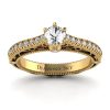 Dostojna elegancja - Pierścionek zaręczynowy z żółtego złota z białym szafirem i diamentami