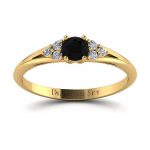 Wytworna elegancja - Pierścionek zaręczynowy z żółtego złota z czarnym diamentem i brylantami
