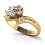 Pierścionek-zaręczynowy-z-żółtego-złota-z-diamentami-centralny-brylant-0-50-ct-Kwiat-piękna