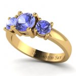 Pierścionek-zaręczynowy-Diamond-Sky-z-żółtego-złota-z-tanzanitami-Trzy-klejnoty