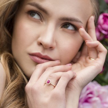 Jak wybrać idealny pierścionek zaręczynowy?