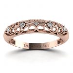 Meandry miłości – Ażurowy pierścionek z różowego złota z diamentami