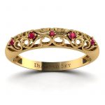 Meandry miłości – Ażurowy pierścionek z żółtego złota z rubinami