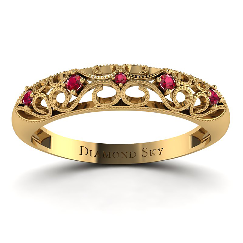 Meandry miłości – Ażurowy pierścionek z żółtego złota z rubinami