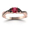 Romantyczna elegancja - Pierścionek zaręczynowy z różowego złota z rubinem i czarnymi diamentami