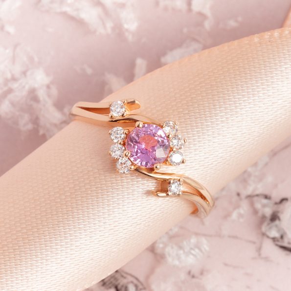 Kwiat piękna - Pierścionek zaręczynowy Diamond Sky z różowego złota z różowym szafirem