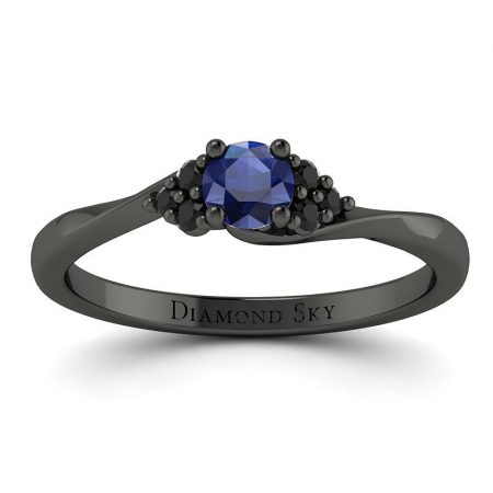 Nieskończony blask - Pierścionek zaręczynowy z czarnego złota z szafirem i czarnymi diamentami - Diamond Sky