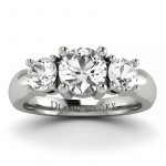 Pierścionek-zaręczynowy-Diamond-Sky-z-białego-złota-z-białymi-szafirami-Trzy-klejnoty