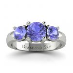 Pierścionek-zaręczynowy-Diamond-Sky-z-białego-złota-z-tanzanitami-Trzy-klejnoty