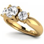 Pierścionek-zaręczynowy-Diamond-Sky-z-żółtego-złota-z-białymi-szafirami-Trzy-klejnoty-2