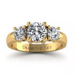 Pierścionek-zaręczynowy-Diamond-Sky-z-żółtego-złota-z-brylantami-Trzy-klejnoty
