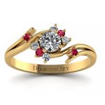 Pierścionek-zaręczynowy-z-żółtego-złota-z-diamentami-i-rubinami-Kwiat-piękna