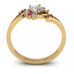 Pierścionek-zaręczynowy-z-żółtego-złota-z-diamentami-i-rubinami-Kwiat-piękna