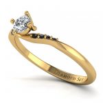 Pierścionek-zaręczynowy-z-żółtego-złota-z-diamentem-i-czarnymi-brylantami-Brylantowy-czar