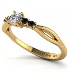 Pierścionek-zaręczynowy-z-żółtego-złota-z-diamentem-i-czarnymi-brylantami-Subtelny-blask