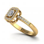 Pierścionek-zaręczynowy-z-żółtego-złota-z-diamentami-centralny-diament-o-szlifie-szmaragdowym-Diamentowa-Esencja_pop