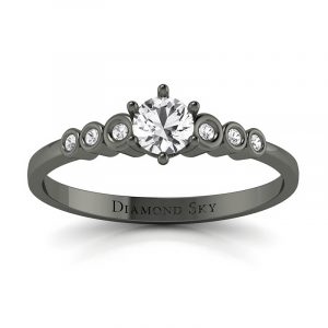 Harmonia – Pierścionek zaręczynowy z czarnego złota z białymi szafirami