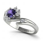 Pierścionek-zaręczynowy-z-białego-złota-z-fioletowym-szafirem-i-diamentami-Kwiat-piękna