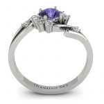 Pierścionek-zaręczynowy-z-białego-złota-z-fioletowym-szafirem-i-diamentami-Kwiat-piękna