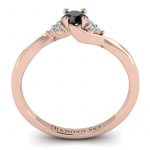 Pierścionek-zaręczynowy-z-różowego-złota-z-czarnym-brylantem-i-diamentami-nieskończony-blask-pop