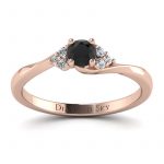 Pierścionek-zaręczynowy-z-różowego-złota-z-czarnym-brylantem-i-diamentami-nieskończony-blask-pop