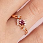 Pierścionek-zaręczynowy-z-różowego-złota-z-różowym-diamentem-i-diamentami-Kwiat-piękna-3