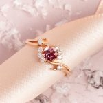 Pierścionek-zaręczynowy-z-różowego-złota-z-różowym-diamentem-i-diamentami-Kwiat-piękna-3