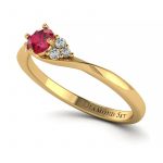Pierścionek-zaręczynowy-z-żółtego-złota-z-rubinem-i-diamentami-Diamond-Sky-Nieskończony-blask