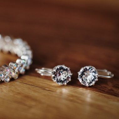 Jak dobrać biżuterię do sukni ślubnej?