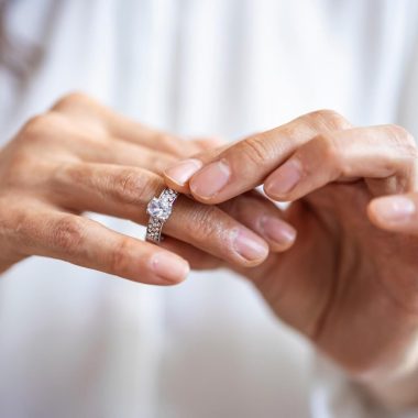 Na którym palcu nosi się pierścionek zaręczynowy?