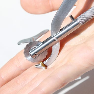 Jak usunąć z palca zbyt ciasną obrączkę lub pierścionek