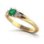 Pierścionek-zaręczynowy-Diamond-Sky-żółte-złoto-szmaragd-diamenty-Wytworna-elegancja