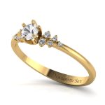 Pierścionek-zaręczynowy-żółte-złoto-z-białym-szafirem-i-diamentami-Poranna-rosa