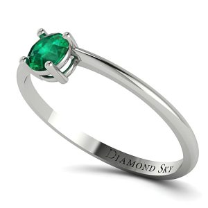 Fala blasku - Pierścionek zaręczynowy z białego złota ze szmaragdem