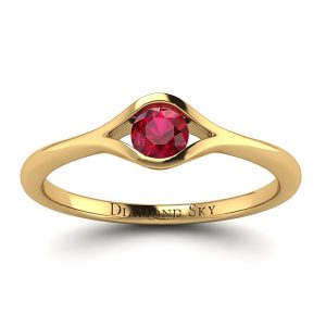  Wieczna obietnica – Pierścionek zaręczynowy z żółtego złota z rubinem