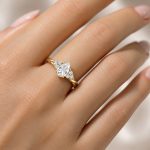pierscionek-zareczynowy-diament-lezka-zolte-zloto-diamenty-subtelna-harmonia-diamond-sky