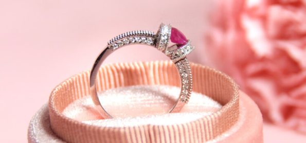 Pierścionek z białego złota Diamond Sky z czerwonym oczkiem w różowym opakowaniu
