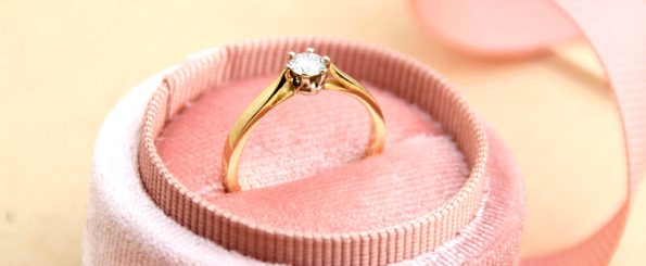 Złoty pierścionek Diamond Sky w różowym pudełku