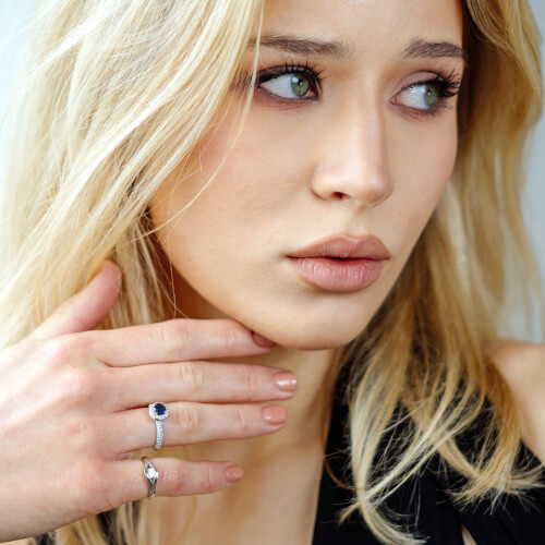 pierścionki z czarnym brylantem i czarna sukienka