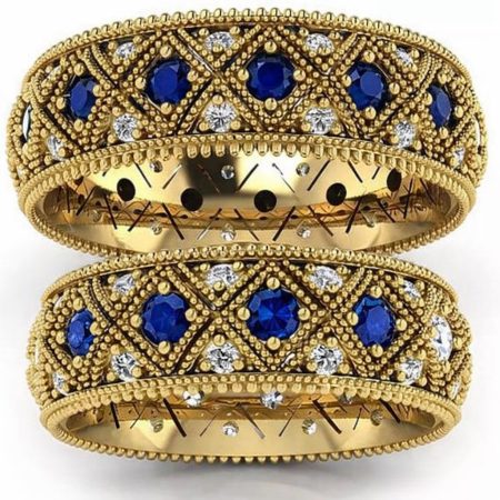 Piękno ornamentu - Obrączki ślubne z ornamentem z żółtego złota z brylantami oraz szafirami